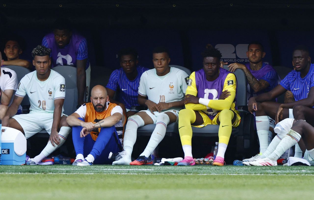 Mbappé com gelo no pé direito no banco de reservas