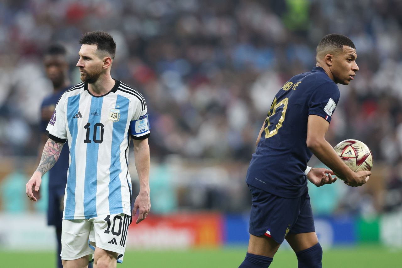 Mbappé com a bola autografada por Messi