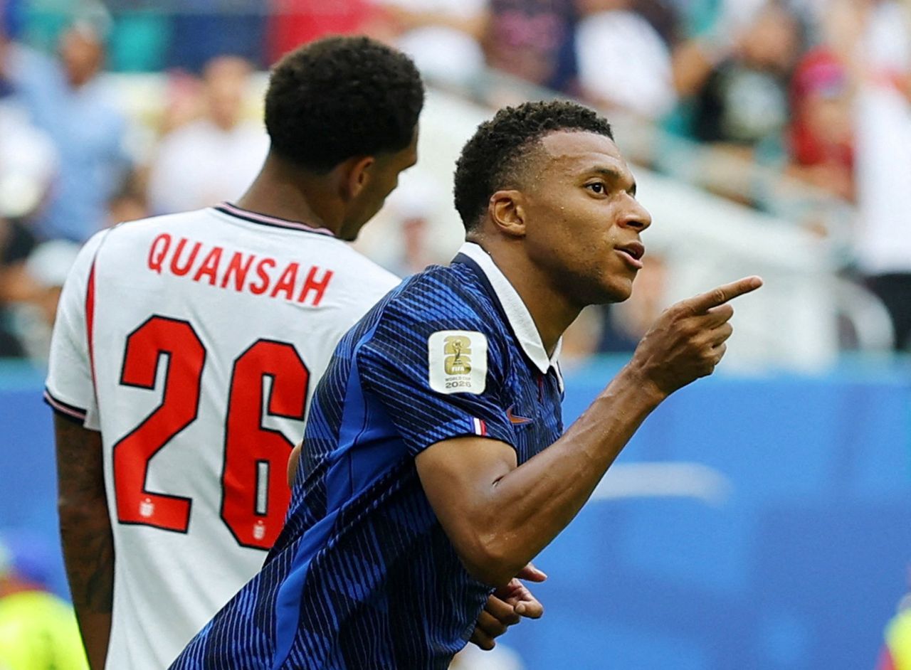 Mbappé comemorando gol contra Inglaterra