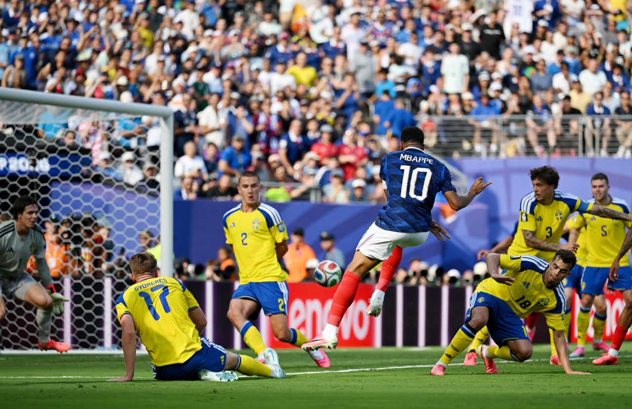 Mbappé comemorando gol da França contra a Suécia
