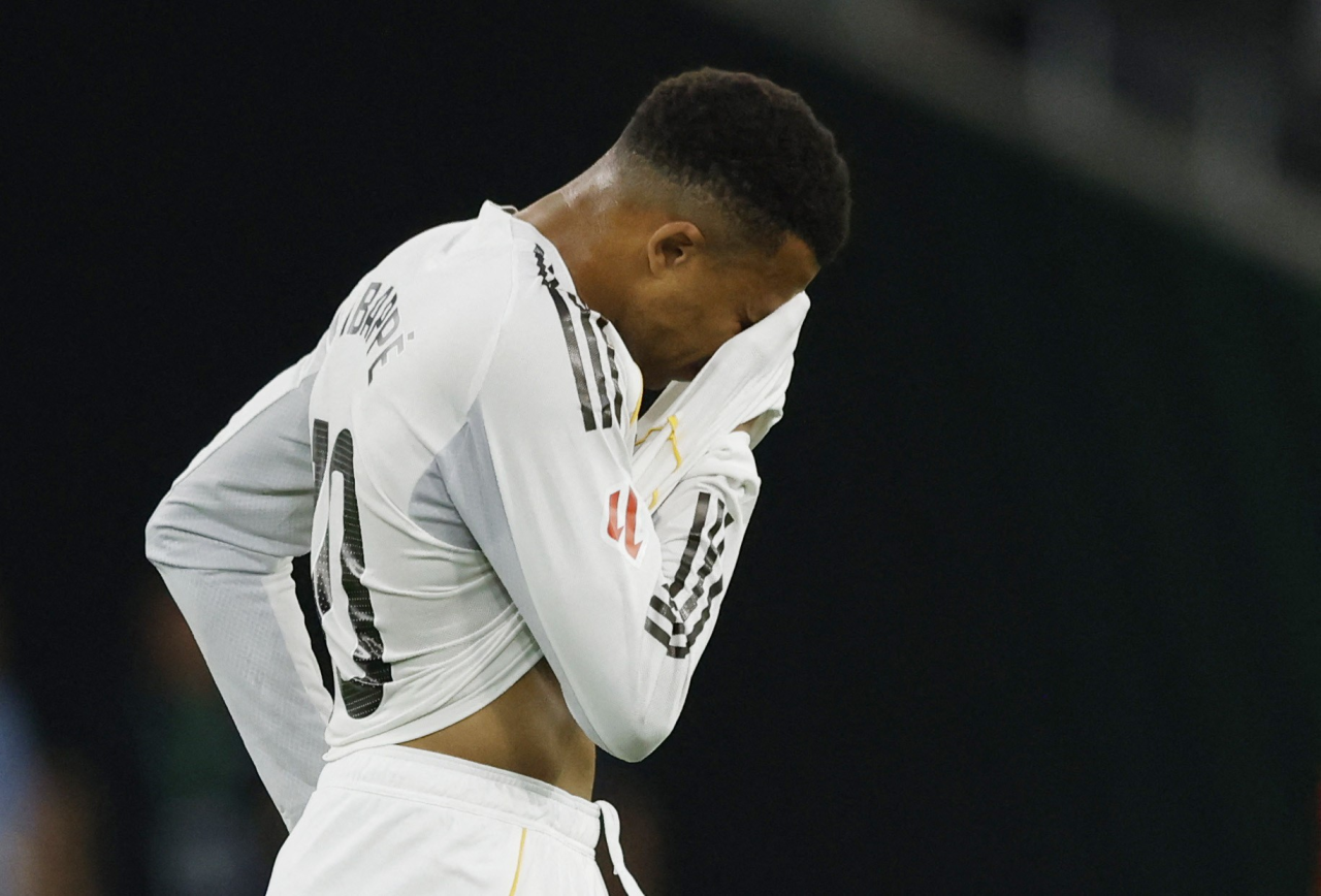 Mbappé deixando o campo pelo Real Madrid