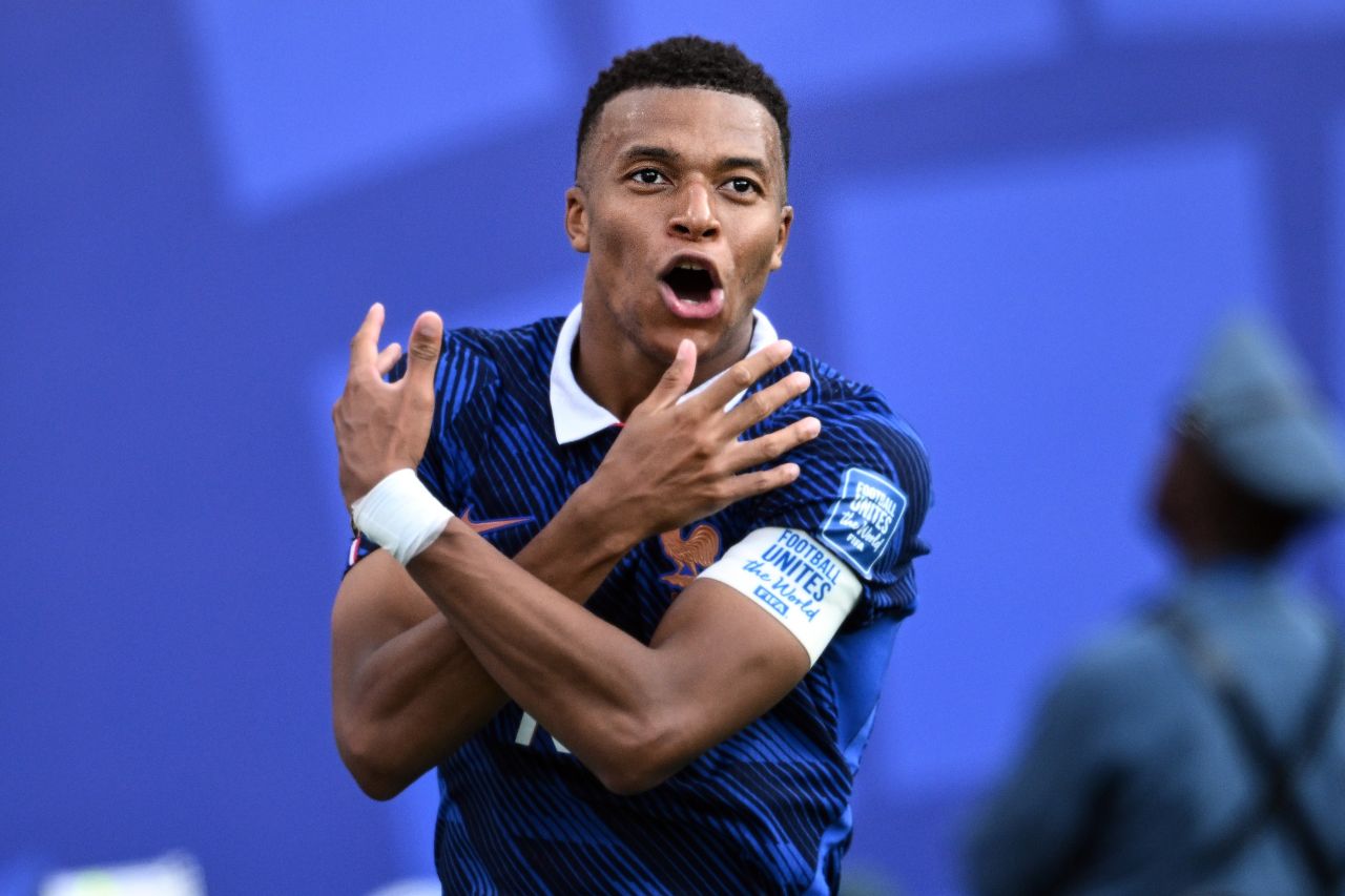 Kylian Mbappé comemorando um dos gols contra a Suécia