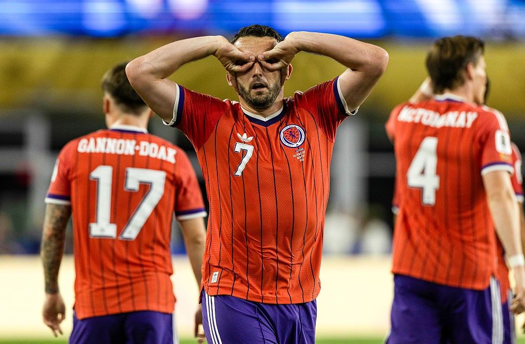 John McGinn comemorando após marcar contra o Haiti