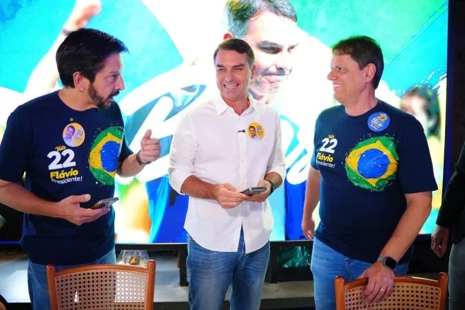 Dirigentes do MDB anunciam apoio a Flávio Bolsonaro