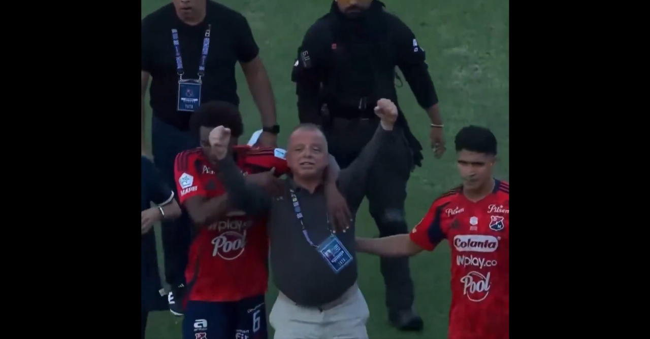 Raúl Giraldo discute com torcedores no Atanasio Girardot