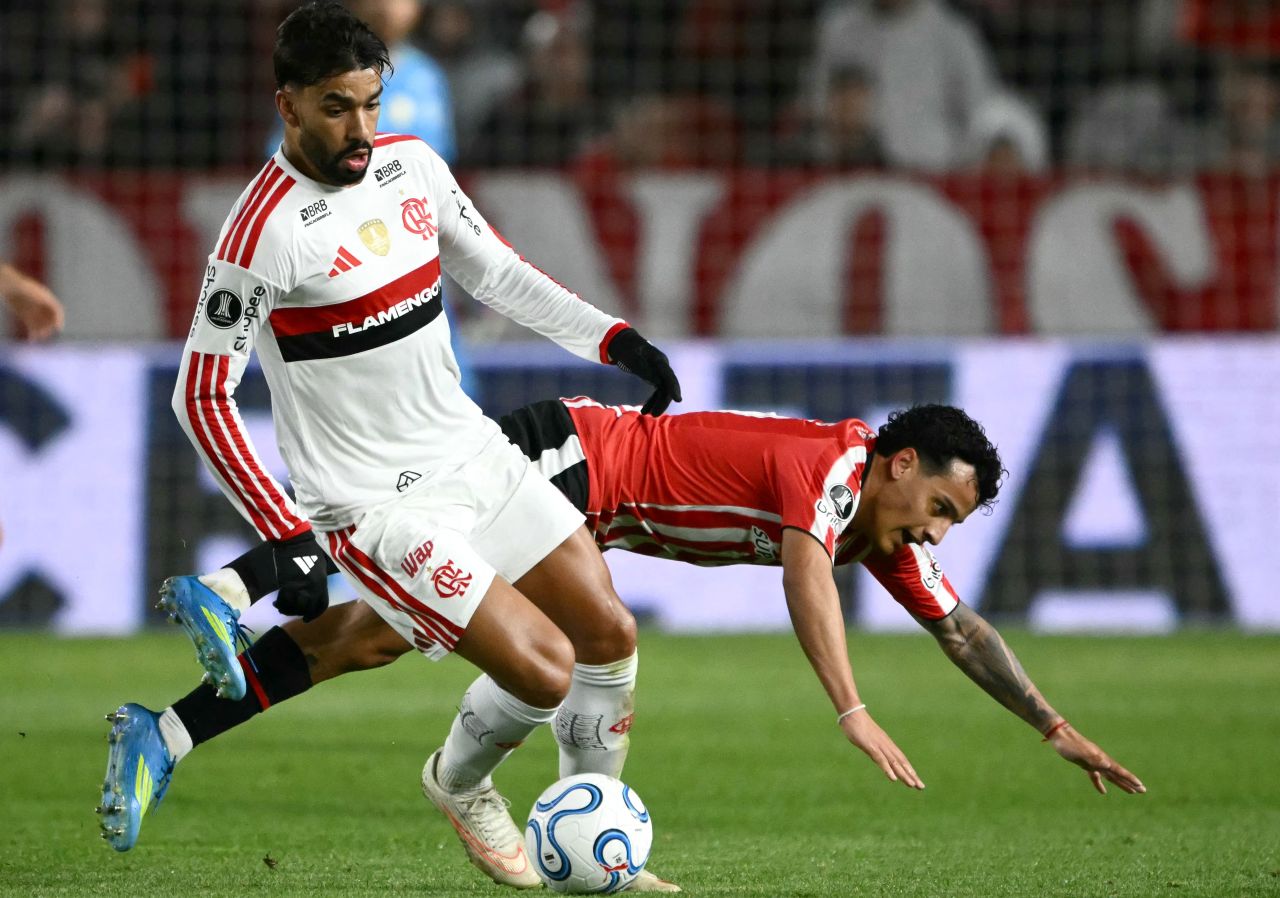Jogadores de Estudiantes e Flamengo disputam bola