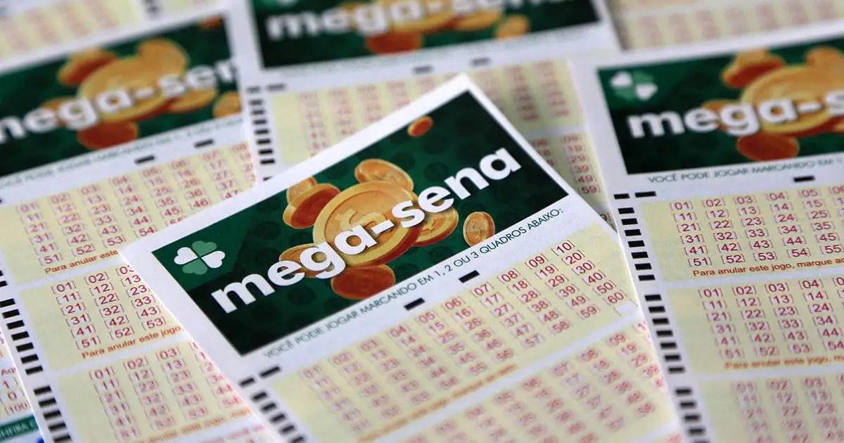 Bilhete da Mega-Sena ao lado de dinheiro