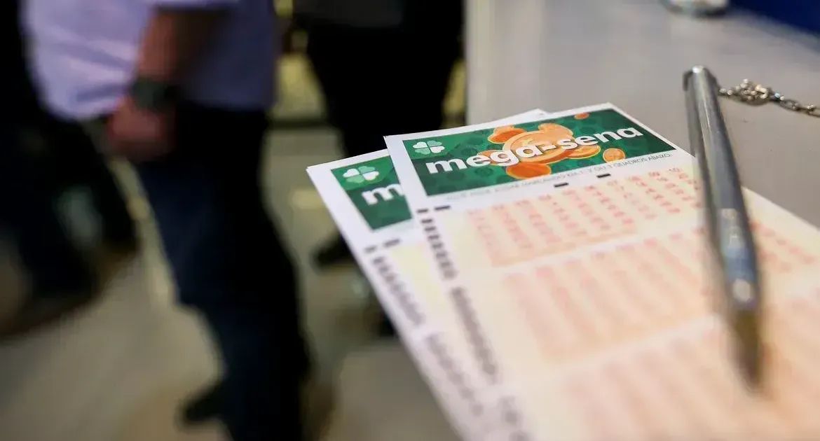 Globo do sorteio da Mega-Sena sobre bilhetes