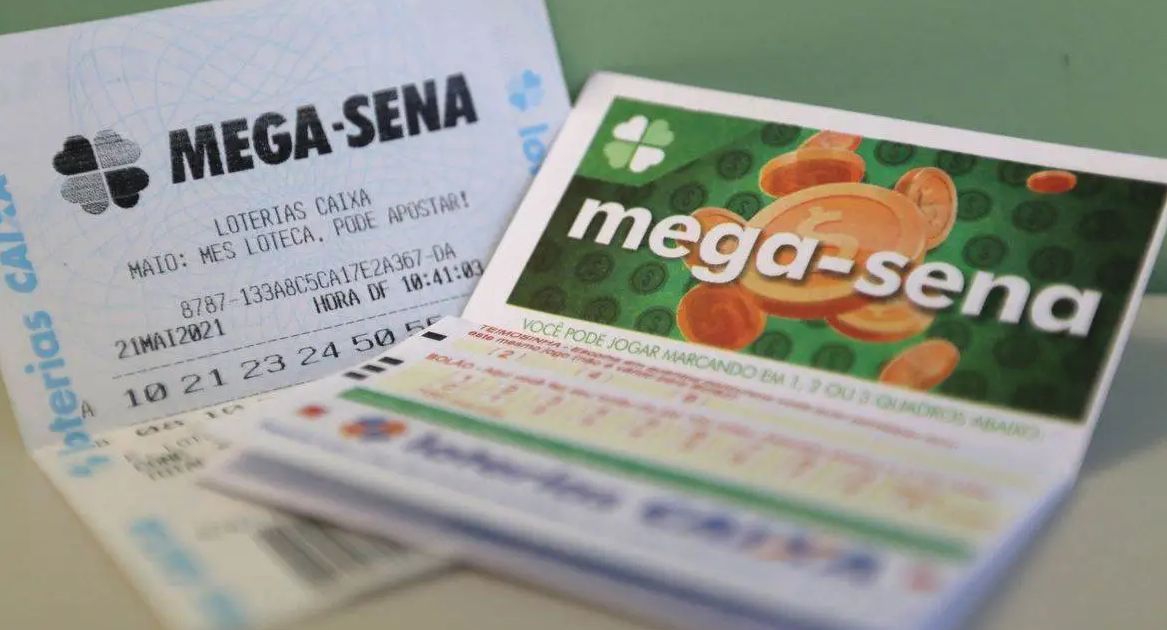 Bilhetes da Mega-Sena sobre balcão de lotérica