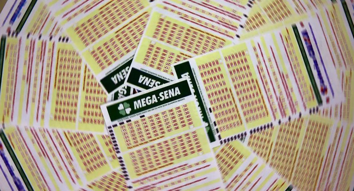 Bolas da Mega-Sena em globo de sorteio