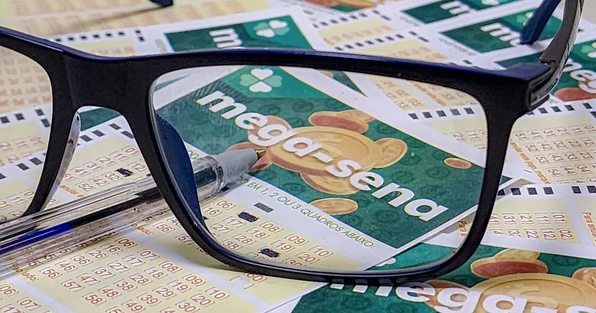 Bolas numeradas da Mega-Sena e bilhete de aposta