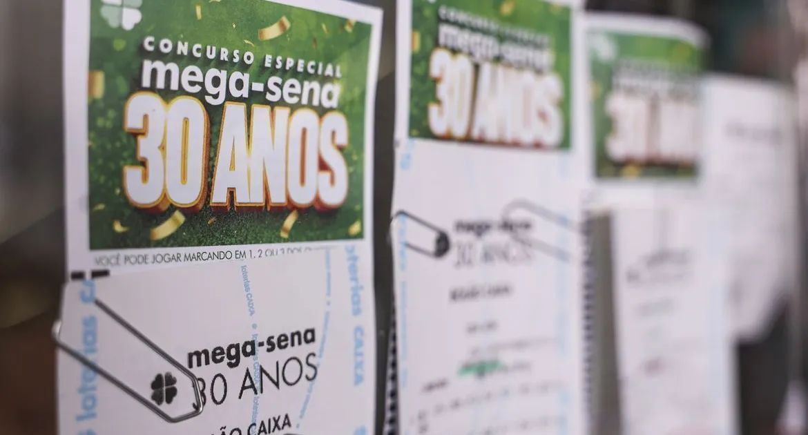 bilhetes da Mega-Sena e bolas do sorteio