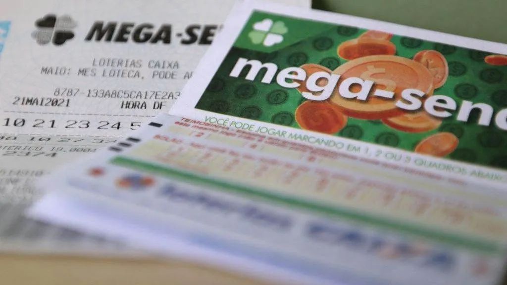 Bilhetes e volante da Mega-Sena sobre mesa