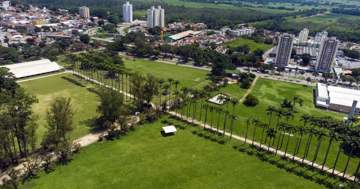 Centro urbano com área verde em cidade do interior de São Paulo