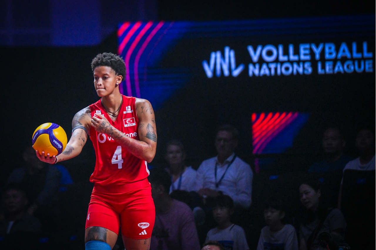 Melissa Vargas segurando o troféu de MVP da VNL 2026