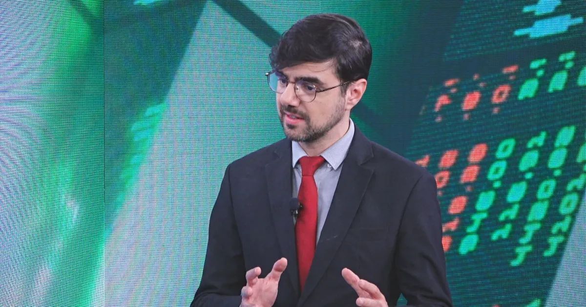Guilherme Mello durante entrevista