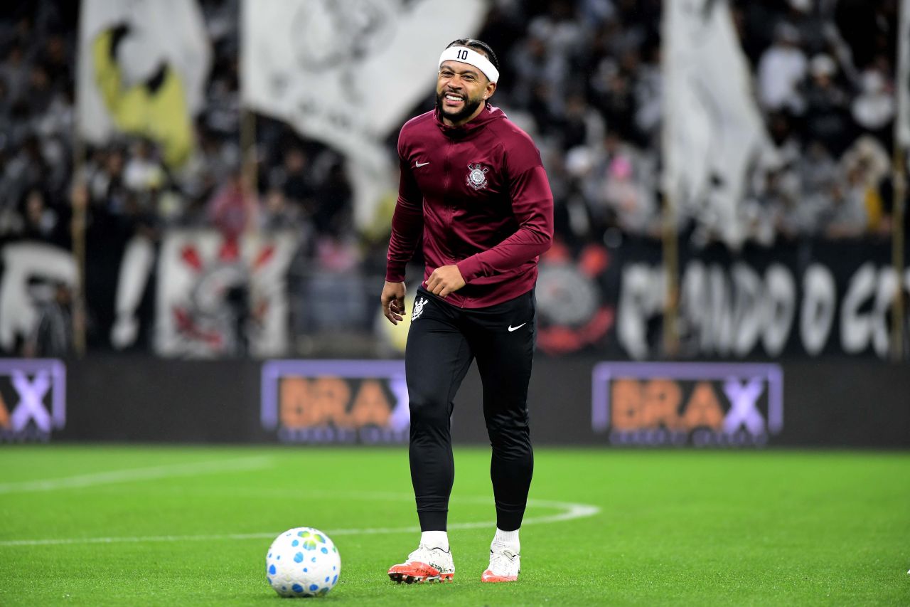 Memphis Depay gesticulando após jogo