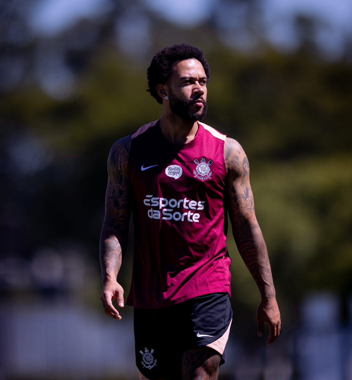 Memphis Depay em treino no CT Joaquim Grava