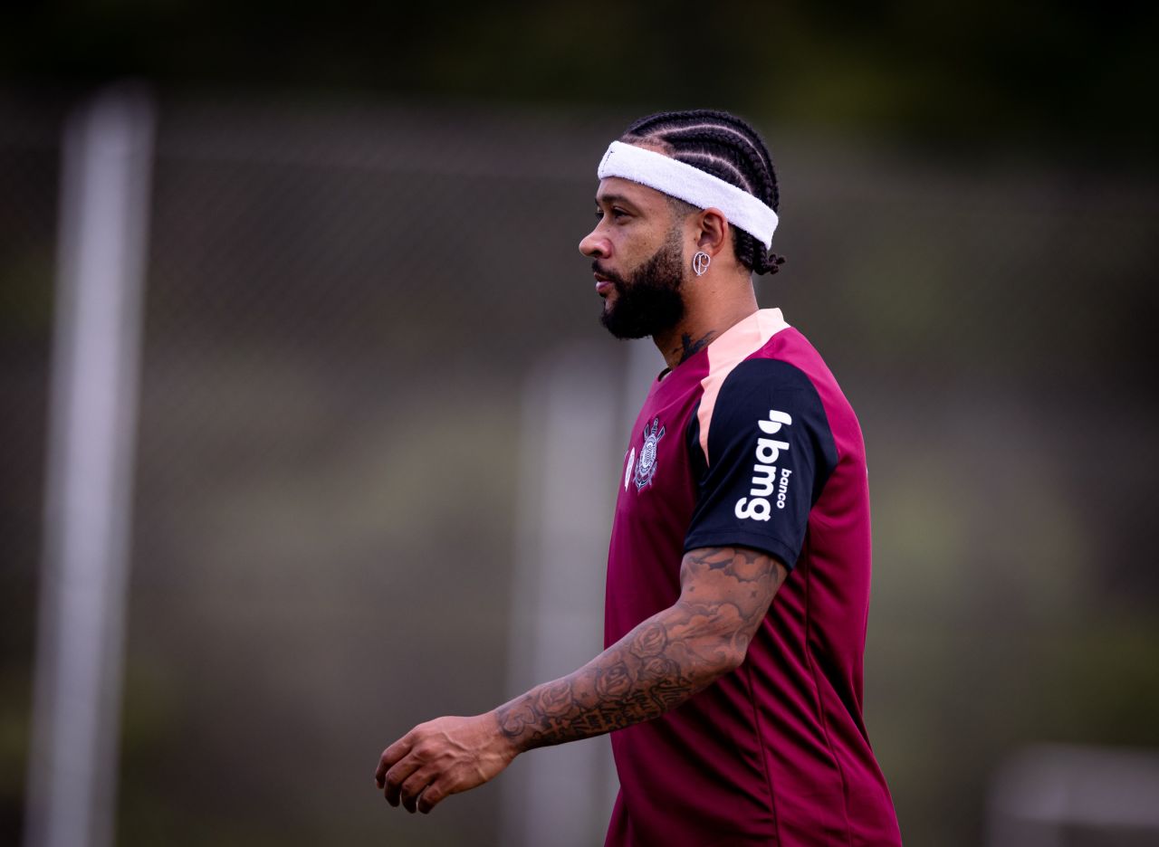 Memphis Depay em treino do Corinthians