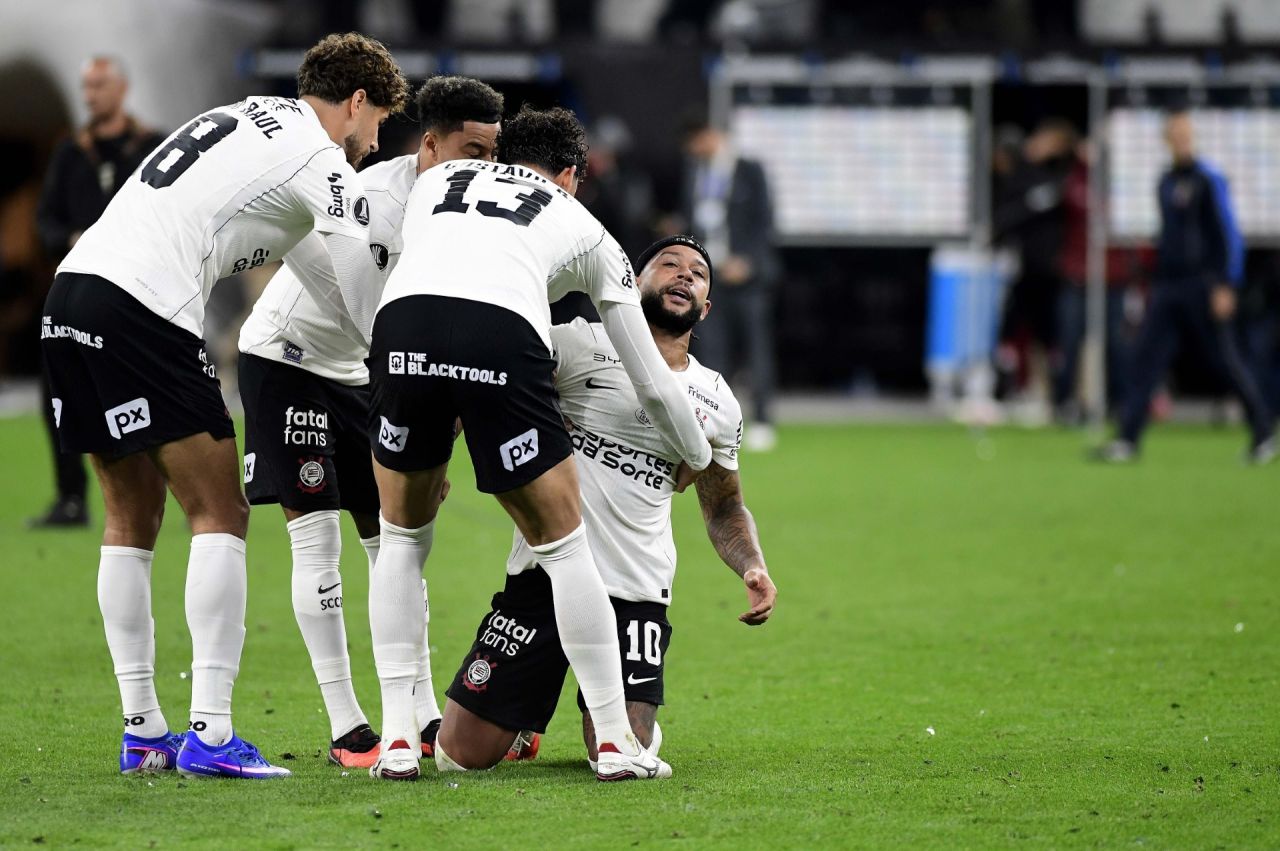 Memphis Depay lamenta pênalti perdido