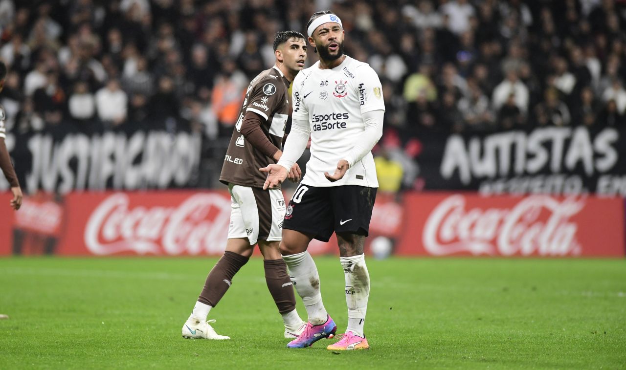 Memphis Depay no gramado da Neo Química Arena