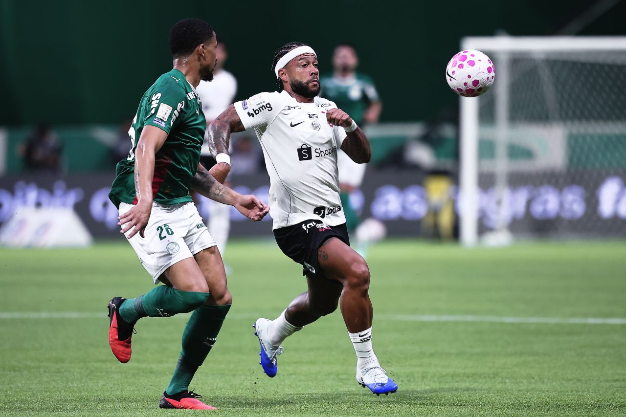Memphis Depay caído no gramado após receber cartão amarelo
