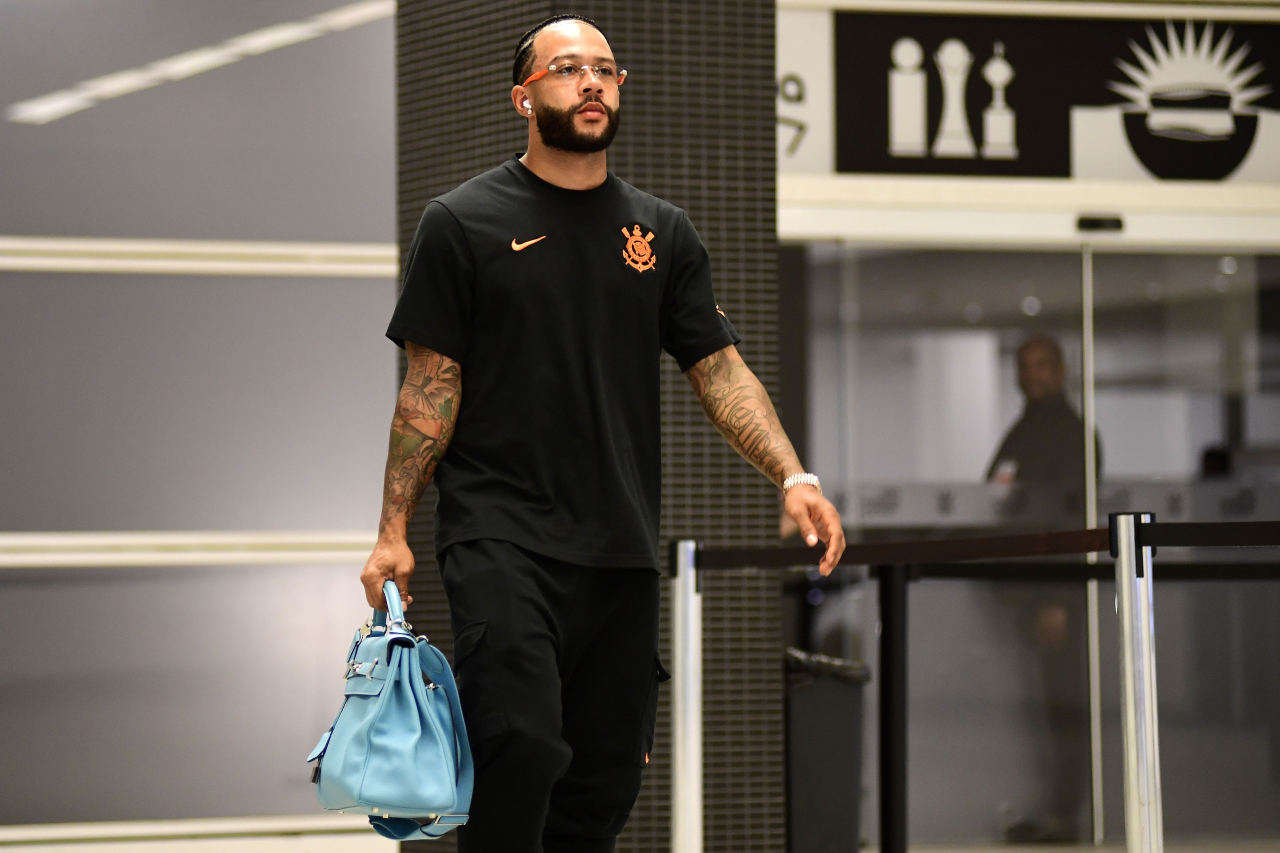 Memphis Depay em treino do Corinthians