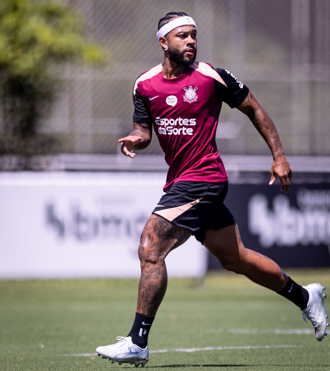 Memphis Depay em treino do Corinthians