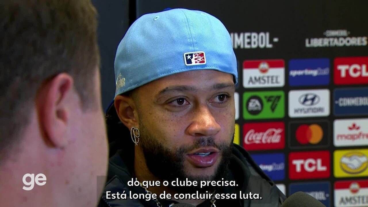 Noa Lang com uniforme de treino do Corinthians no voo da seleção da Holanda