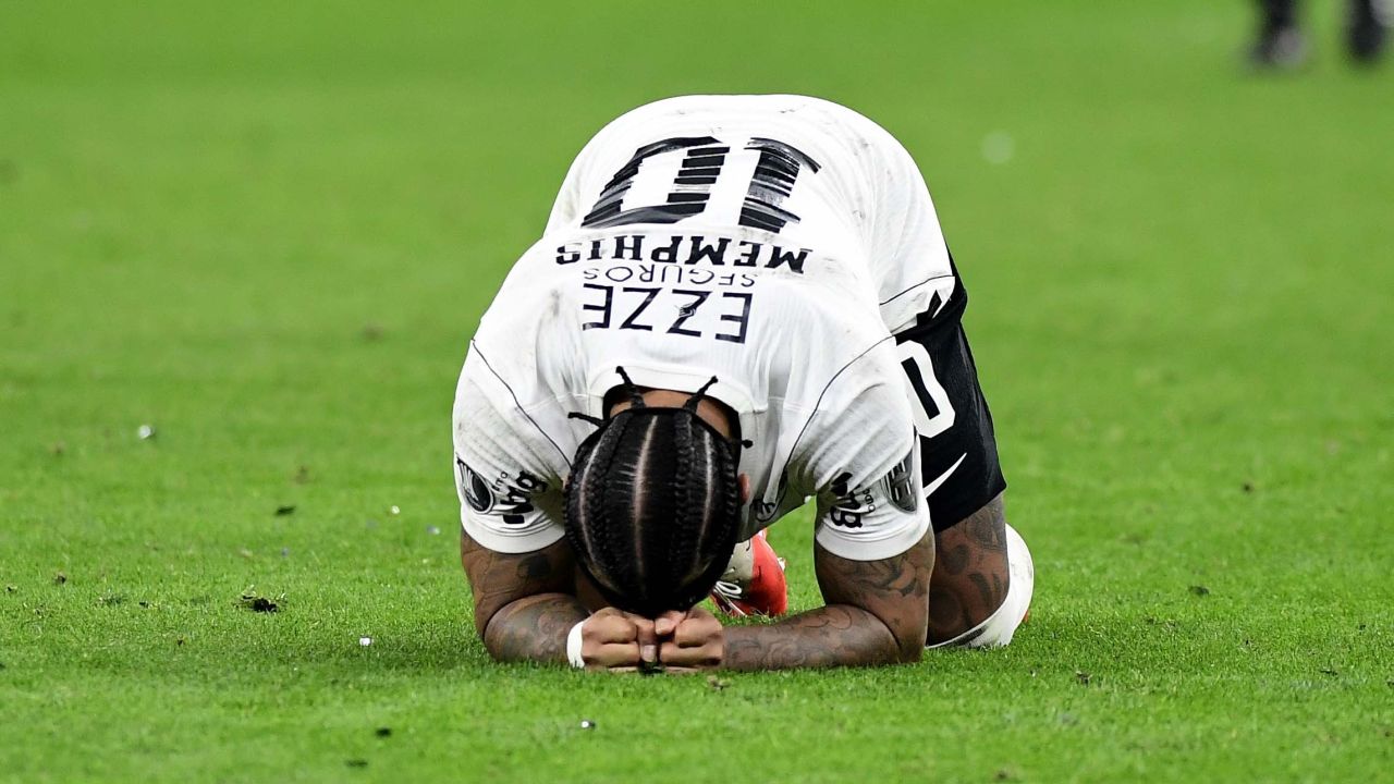 Memphis Depay cobrando pênalti perdido