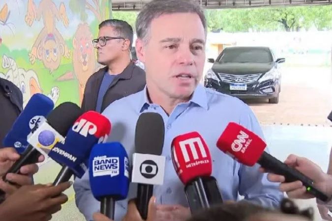 André Mendonça chegando para votar na Escola Classe 8 da Octogonal