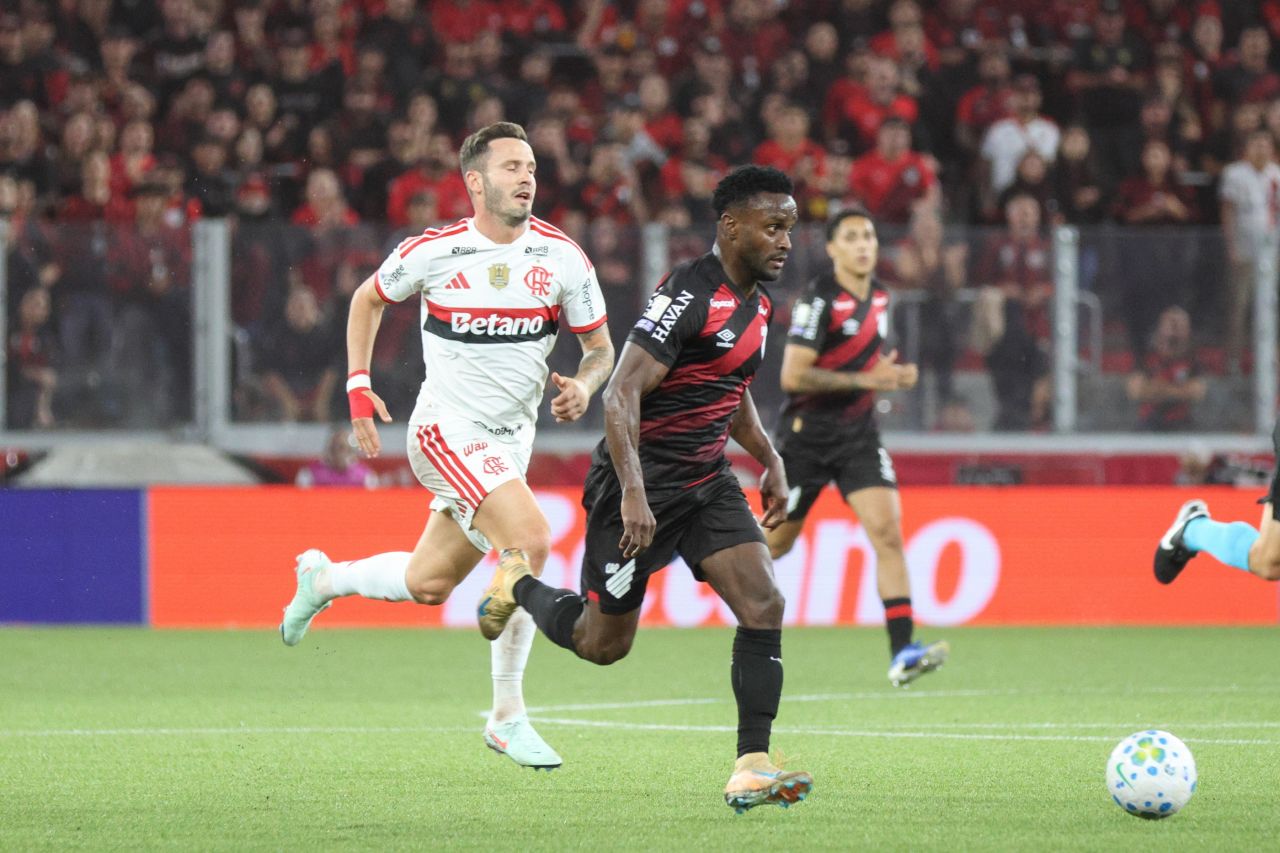 Mendoza comemora após marcar pelo Athletico contra o Flamengo