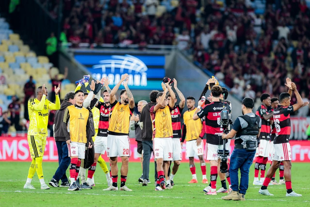 Torcida do Flamengo entoando o grito Mengo no Maracanã
