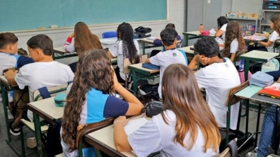 Fachada de creche municipal com aviso de suspensão das aulas