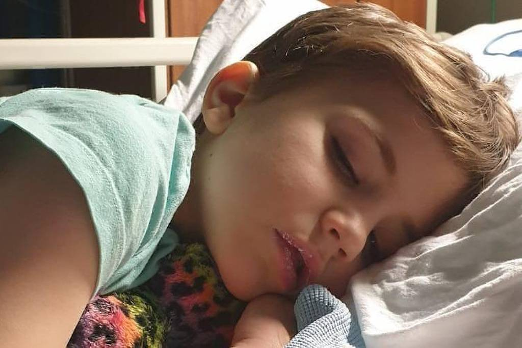 Frasco de vitamina D em gotas sobre mesa