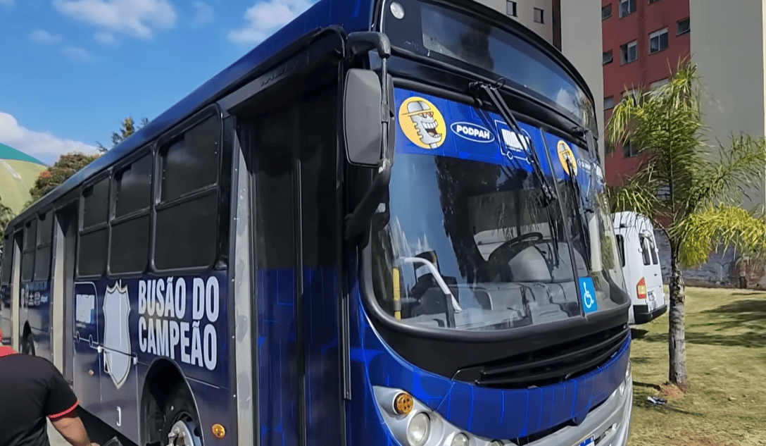 Jogadores do Meninos de Elite comemoram a vitória na Copa do Buzão, erguendo o troféu após a disputa de pênaltis em Osasco.