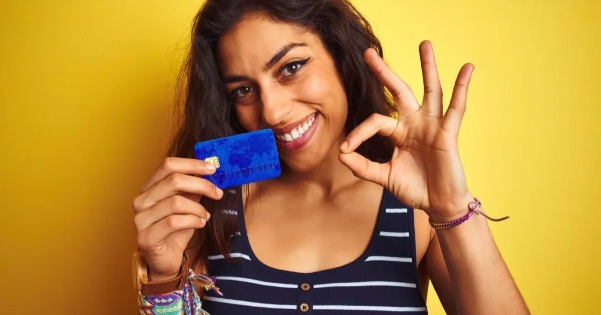 adolescente com cartão de crédito e smartphone