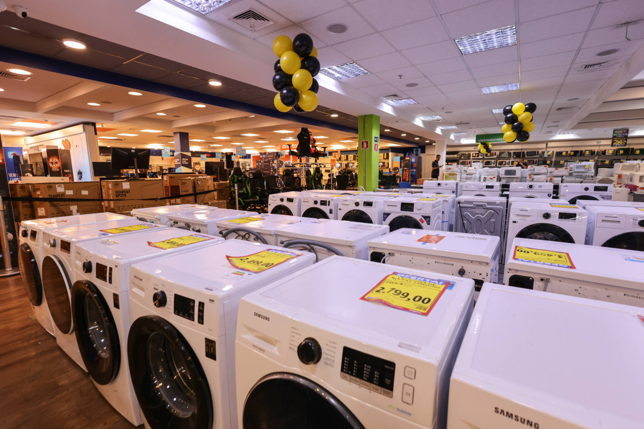 Máquina de lavar em lavanderia doméstica