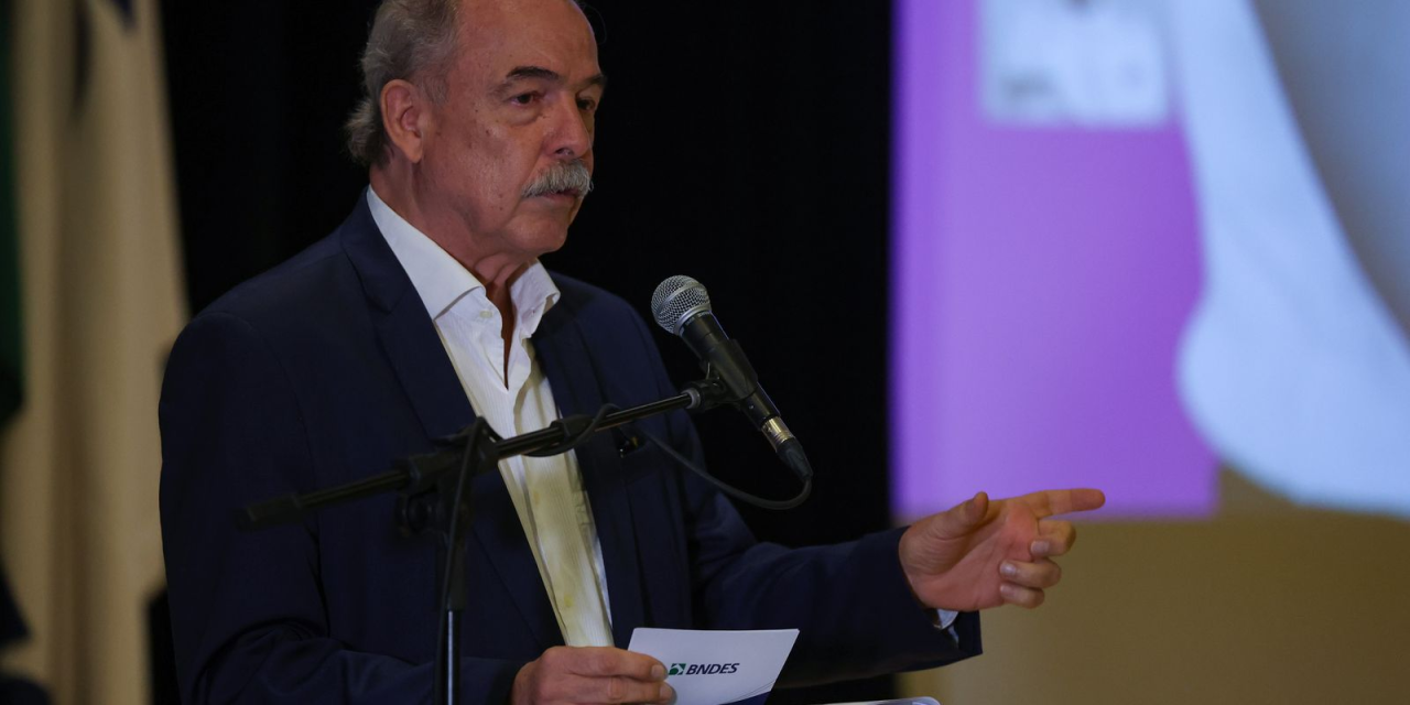 Aloizio Mercadante durante entrevista