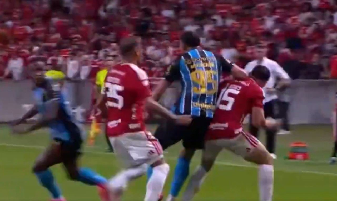 Jogadores do Internacional protestam após lance com Carlos Vinícius