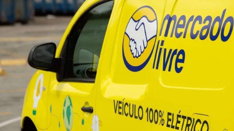 Logotipo do Mercado Livre na fachada de prédio corporativo