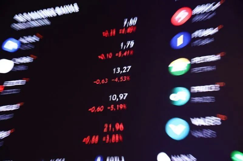 Curva de juros futuros exibida em tela de computador