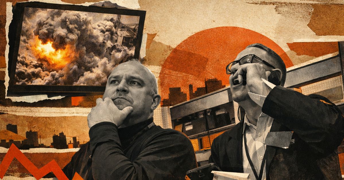 Sala de operações financeiras com monitores e traders