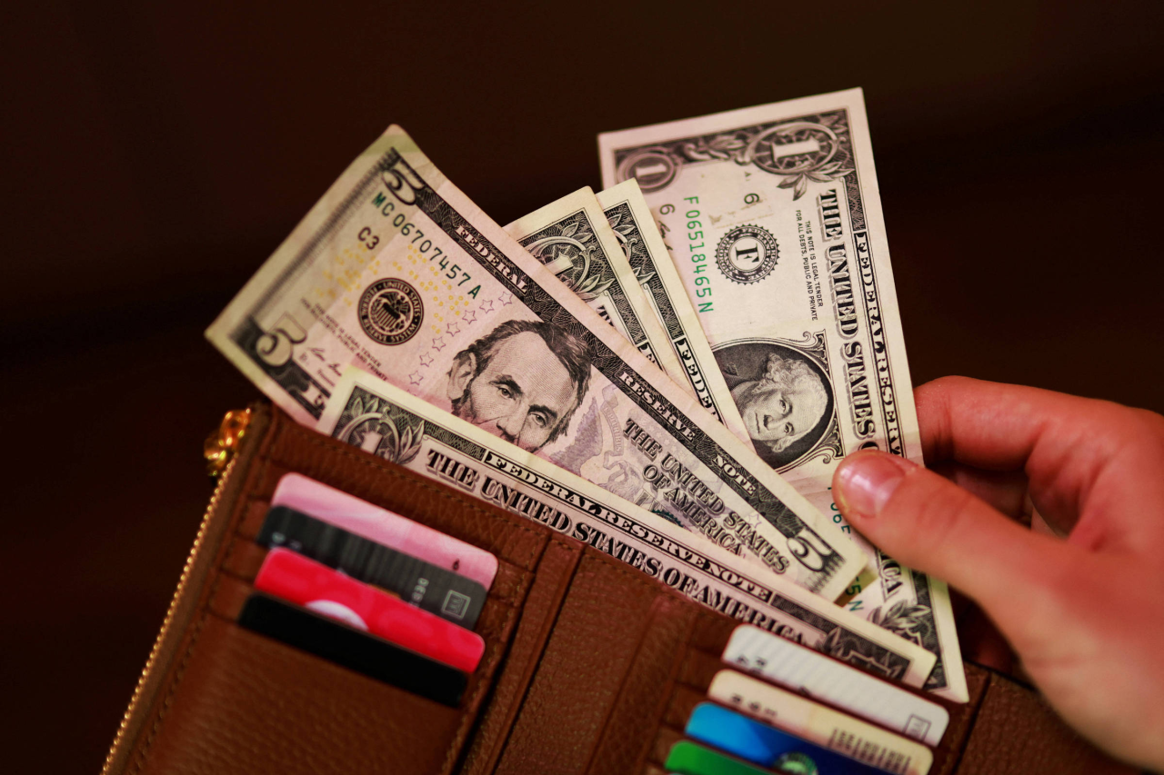 Painel eletrônico exibindo cotações do dólar e índice da bolsa