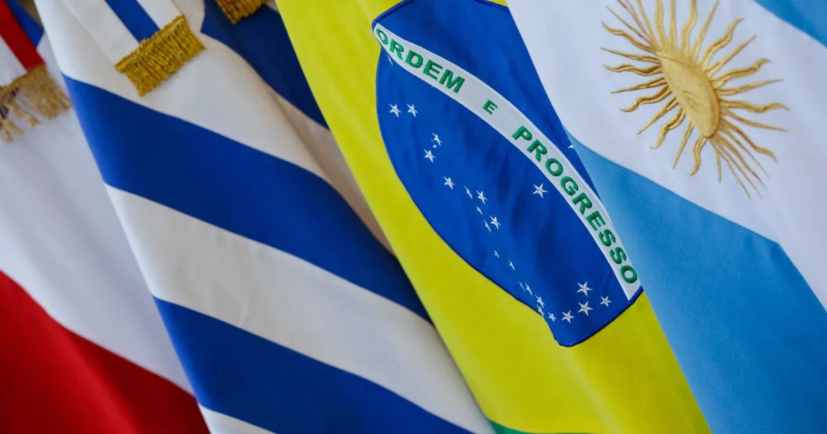 Negociadores em mesa de reunião