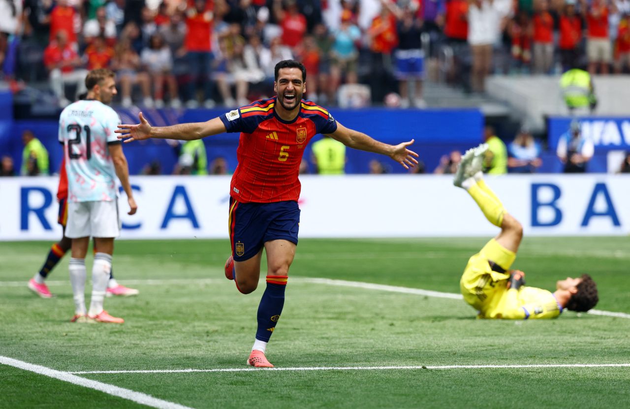 Mikel Merino comemorando após gol da Espanha