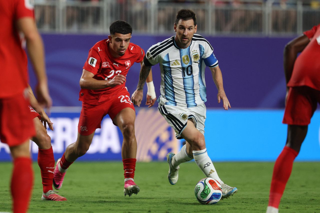 Lionel Messi na zona mista em Kansas City após a vitória sobre a Suíça