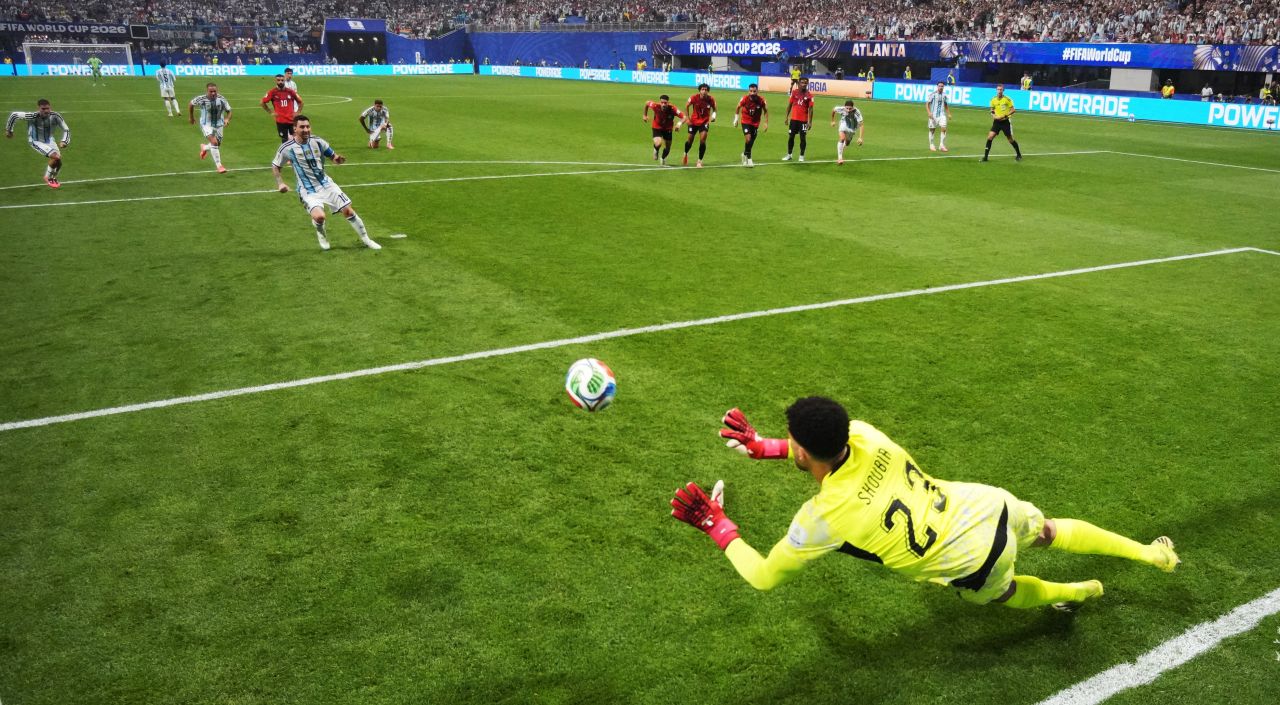 Messi cobrando pênalti durante partida contra o Egito