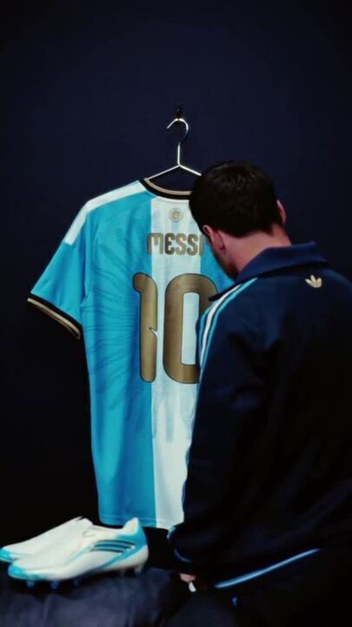 Lionel Messi apresentando a camisa da Argentina para a despedida