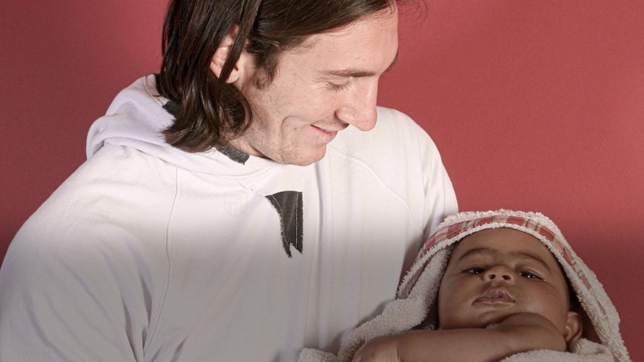 Foto de 2007 com Messi e Lamine Yamal bebê